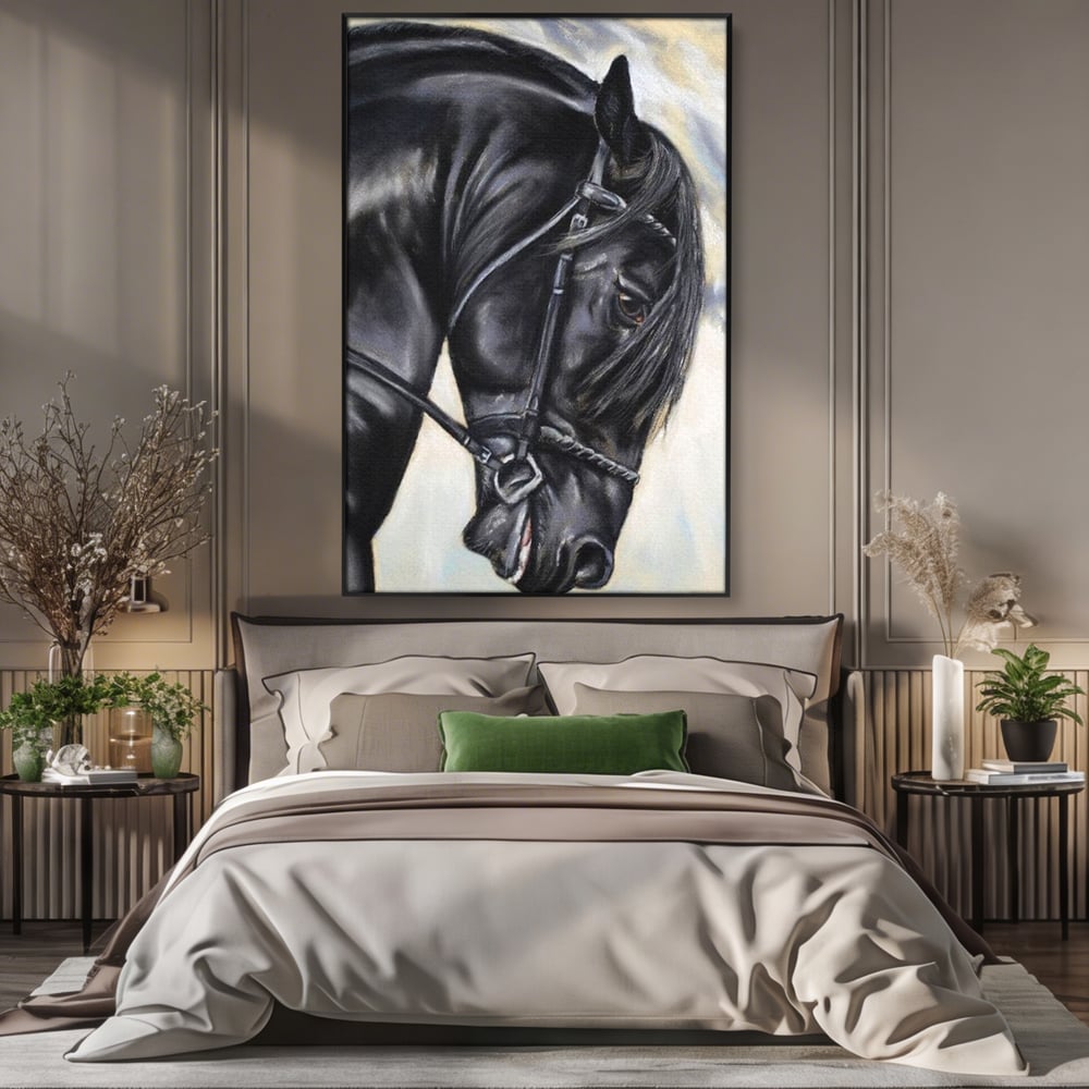 Tablou canvas cu tablou canvas cu pictura de armasar negru in profil, in rama de aluminiu negru, pe perete intr-un dormitor